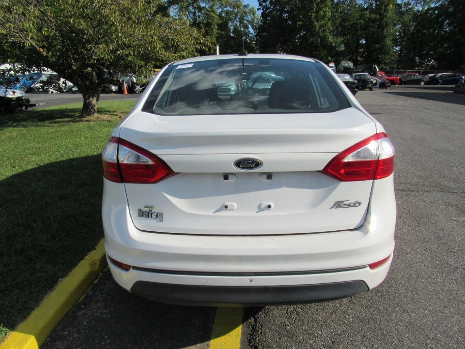 Ford Fiesta 2015 cabina caja de fusibles Foto 3 de 4