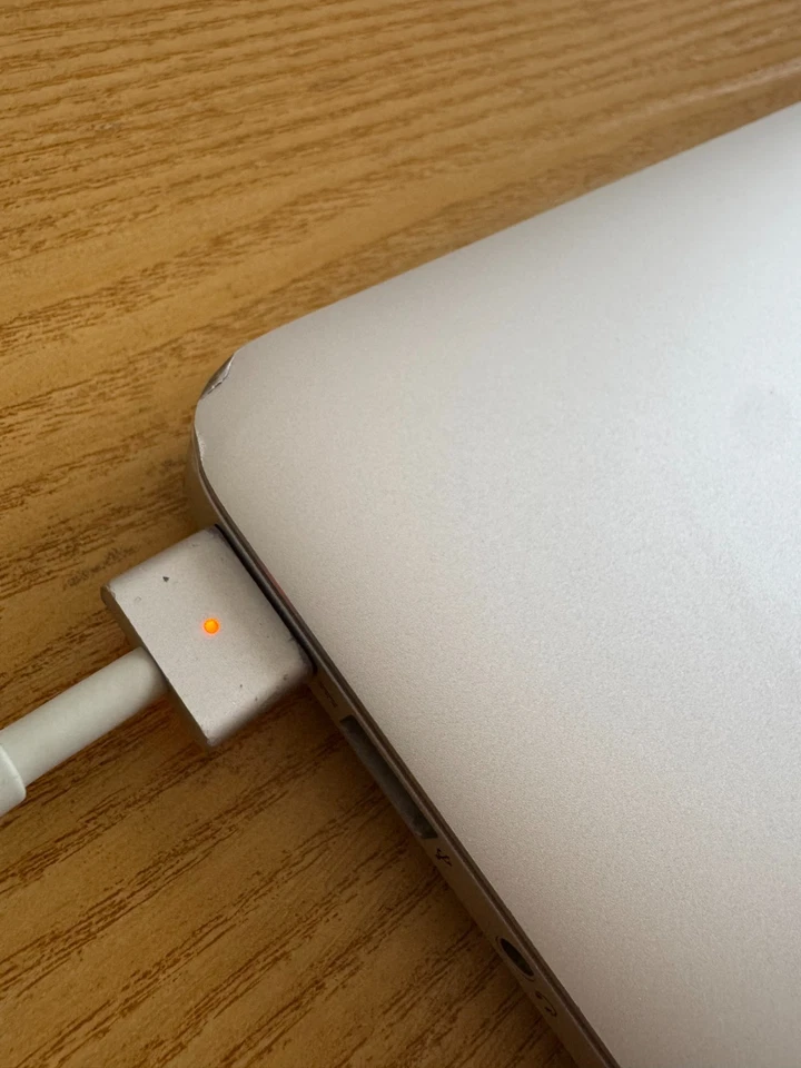 Apple MacBook Air 13" · i5 5th gen 1.8 GHz · 8GB · 256GB, foto 4 di 5