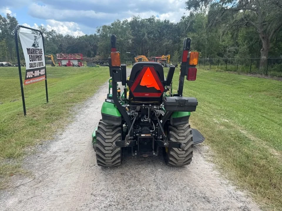 CARGADOR TRACTOR JOHN DEERE 1025 R - CORTACÉSPED DE VIENTRE - 4X4 - ¡POCAS HORAS! Foto 4 de 4
