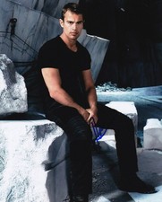 THEO JAMES signed Autogramm 20x25cm DIVERGENT in Person autograph COA