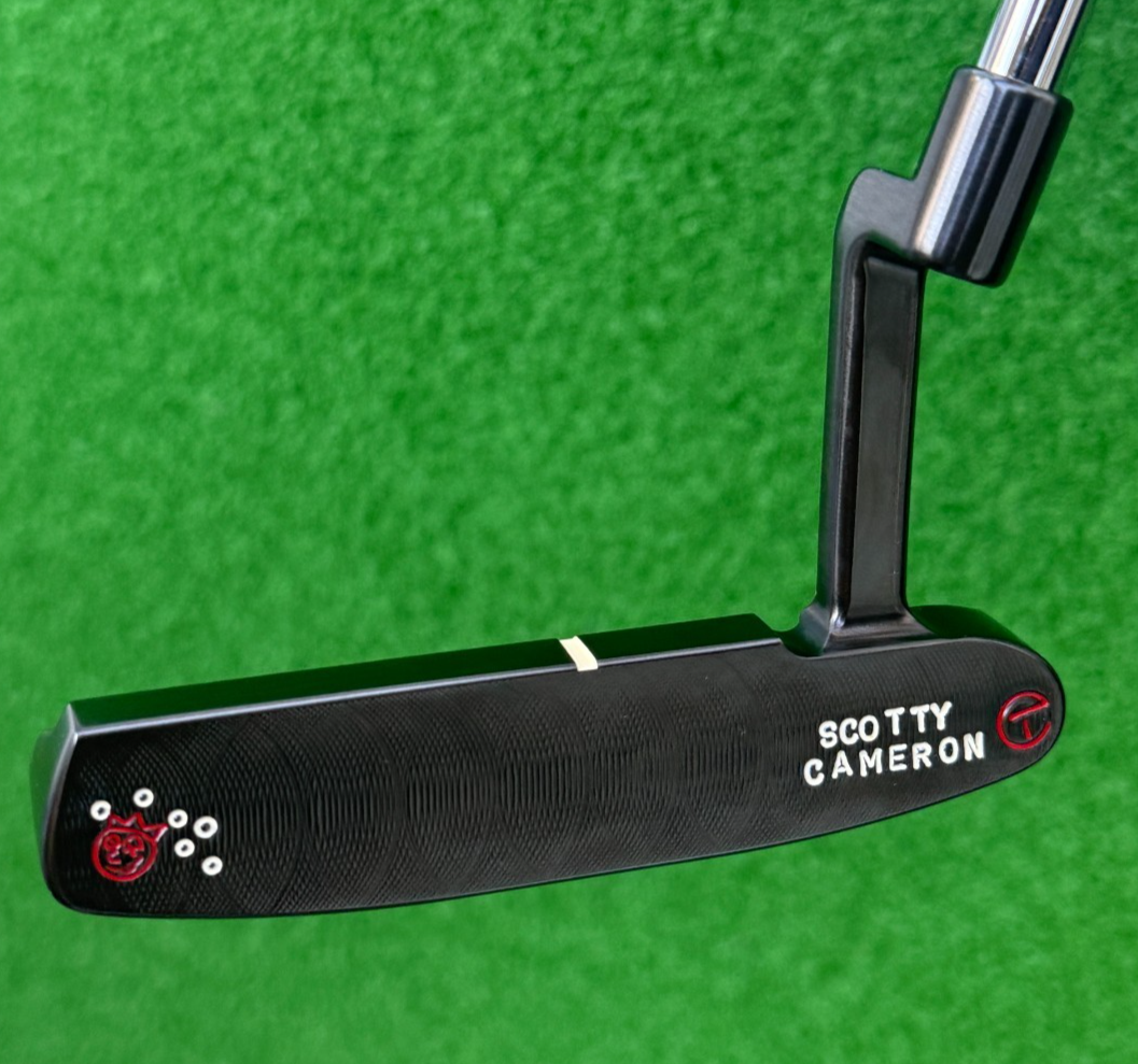 Scotty Cameron 009 Circle T Masterful Brushed Black Carbon Tour