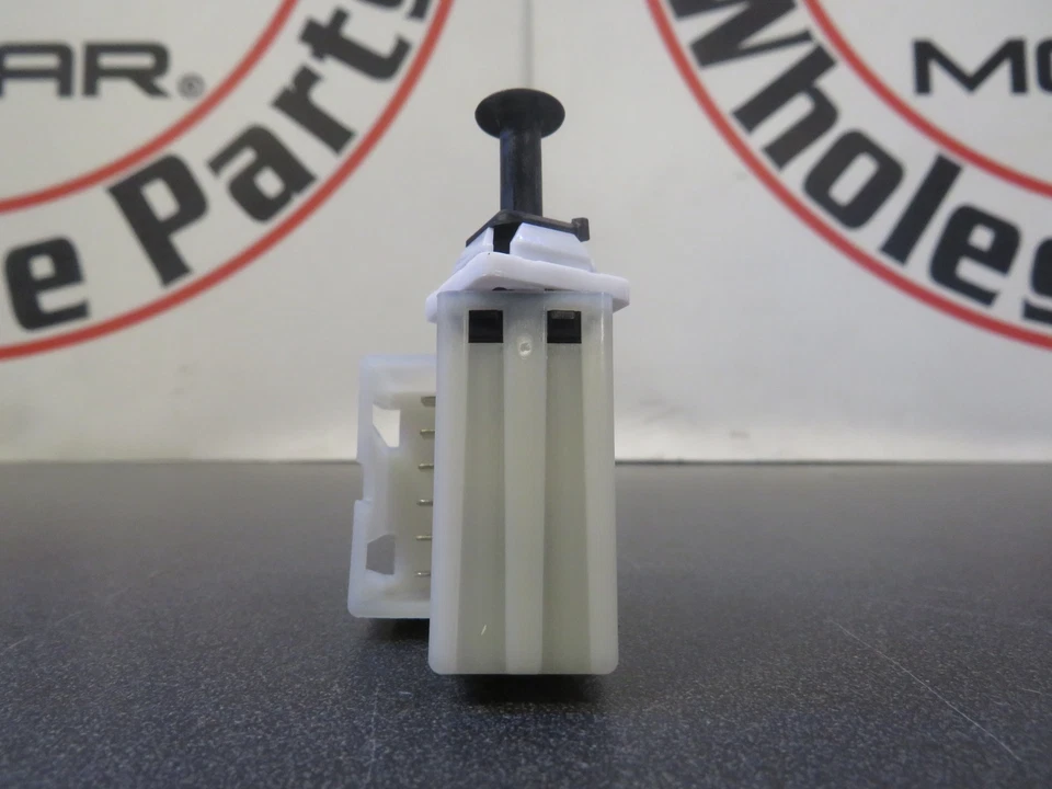 Interruptor de lámpara de parada Dodge Ram Chrysler Jeep NUEVO OEM MOPAR Foto 2 de 4