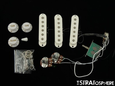 Squier Affinity STRAT(ネックを外して発送) Fender Squier Affinity Series Strat PICKUPS POTS + KNOBS