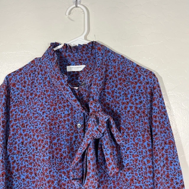 Blusa de seda Equipment para mujer mediana azul roja floral lazo con lazo cuello camisa superior Foto 2 de 4