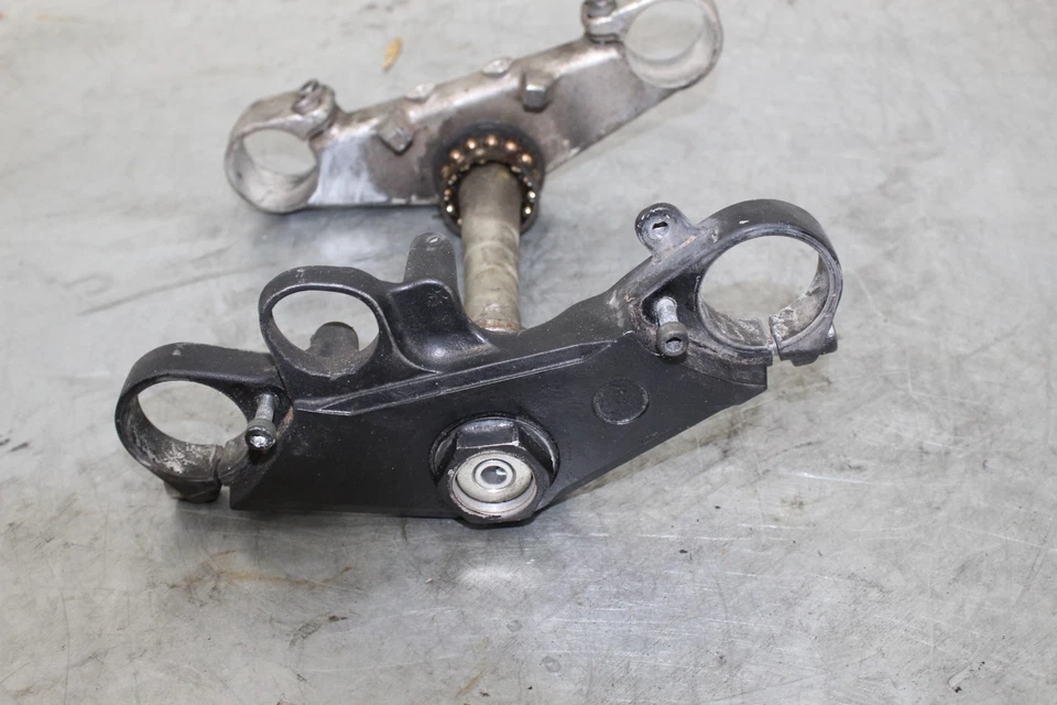 2003 03 Yamaha R6 YZFR6 YZF R6S OEM Abrazadera de árbol triple superior montaje de vástago de dirección Foto 2 de 4