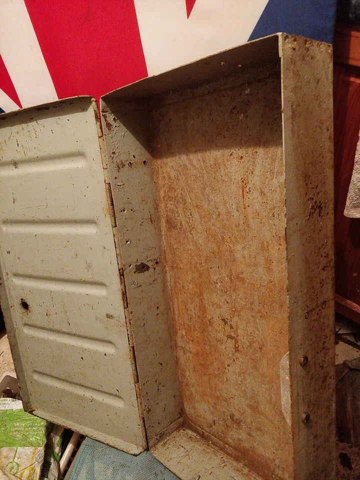 VINTAGE STRONGBOX H dever dinheiro militar, etc placa de armadura?/SEM CHUB trava RESTAURÁVEL - Imagem 2 de 4