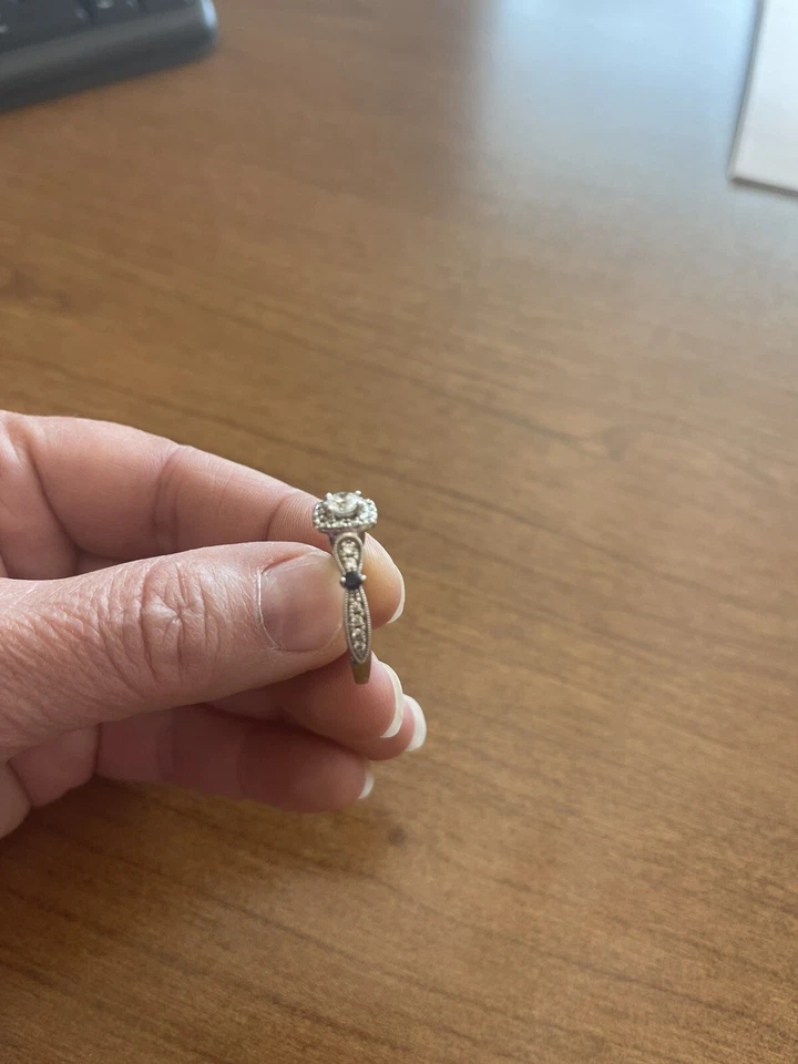 Anillo de compromiso solitario con halo de diamantes Vera Wang de 3/4 quilates de oro blanco de 14 quilates Foto 4 de 4