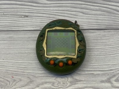 Bandai Tamagotchi Spielzeug Virtual Pet 2004 grün Tarnmuster Schlüsselanhänger Handheld 