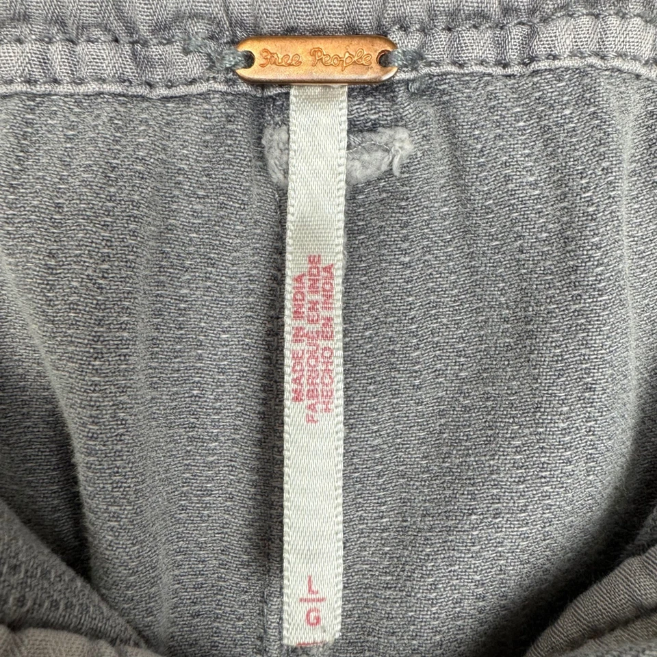 Pantalones cargo Free People Tahití recortados con cordón bolsillos utilitarios grandes cenizados Foto 3 de 4