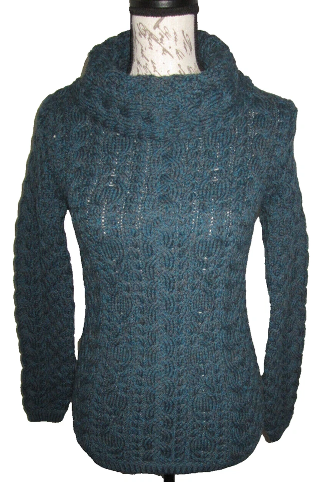 Suéter de lana merino tejido con cable cuello alto Aran Crafts azul y gris, damas talla XS