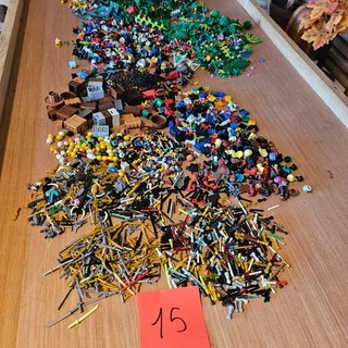 LEGO GROS LOT DE PIECES ARMES/VEGETATIONS/CHEVEUX LOT 15