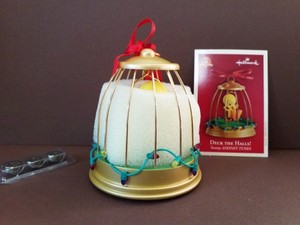 WB 2004 Hallmark Keepsake  Deck the Halls! Tweety-Looney Tunes Ornament