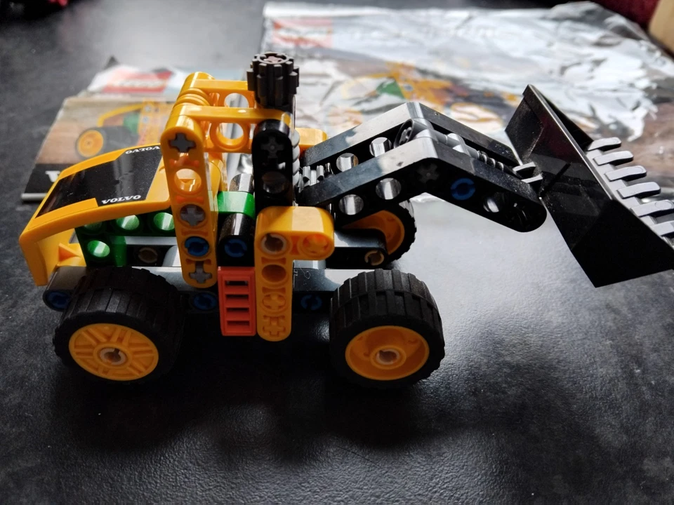 LEGO Technic 30433 Volvo Wheel Loader, photo 3 of 5
