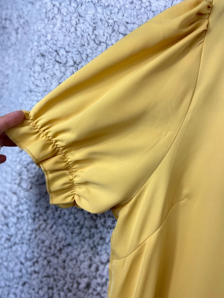 Blusa fluida manga corta plisada cuello en V amarillo dorado para mujer talla 2XL Foto 3 de 4