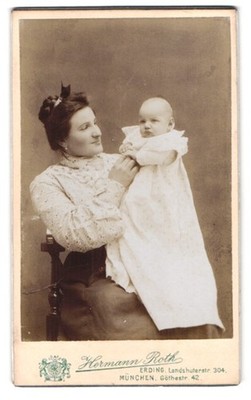 Photograph Hermann Roth, Erding, Landshuterstraße 304, proud mother presentation 