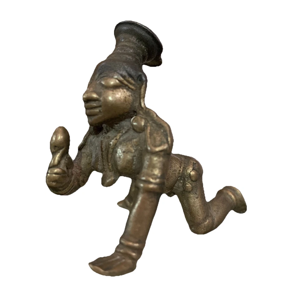 Estatua de latón antigua o antigua de principios del siglo XVIII de Laddu Gopal el bebé Krishna. Foto 3 de 4