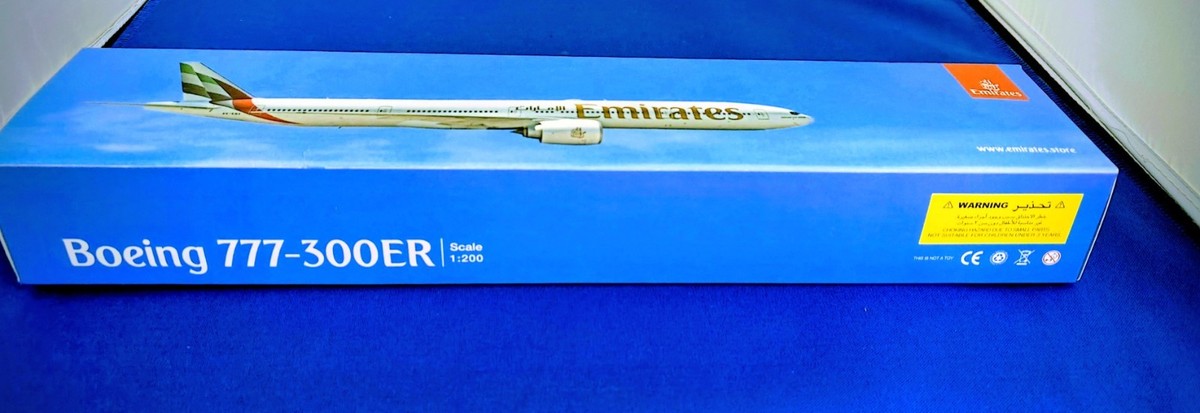 【新品・未開封】Emirates Boeing 777-300ER 1/200 Boeing 777-300ER Commercial Aircraft with Landing Gear