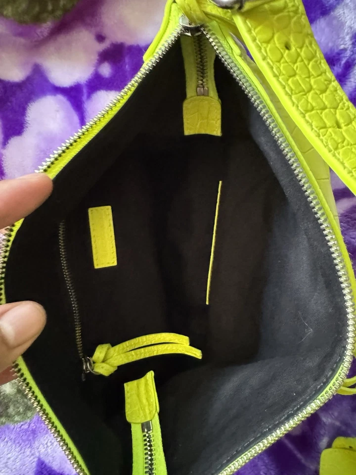 Небольшая неоклассическая сумка-хобо Balenciaga Fluo желтая кожа с тиснением под крокодила - Изображение 4 из 4