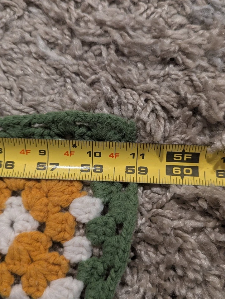 Manta de ganchillo vintage afgana abuela cuadrados 42"X59 verde blanco y amarillo Foto 3 de 4