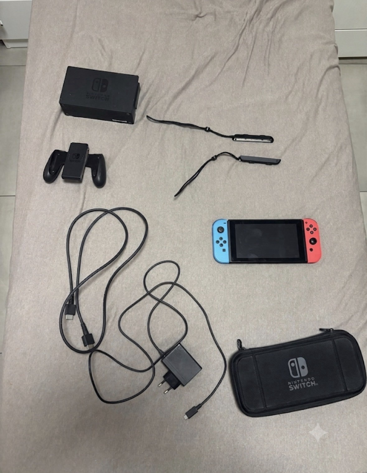 Nintendo Switch console nera Joy-Con rosso/blu con dock, HDMI, grip e custodia