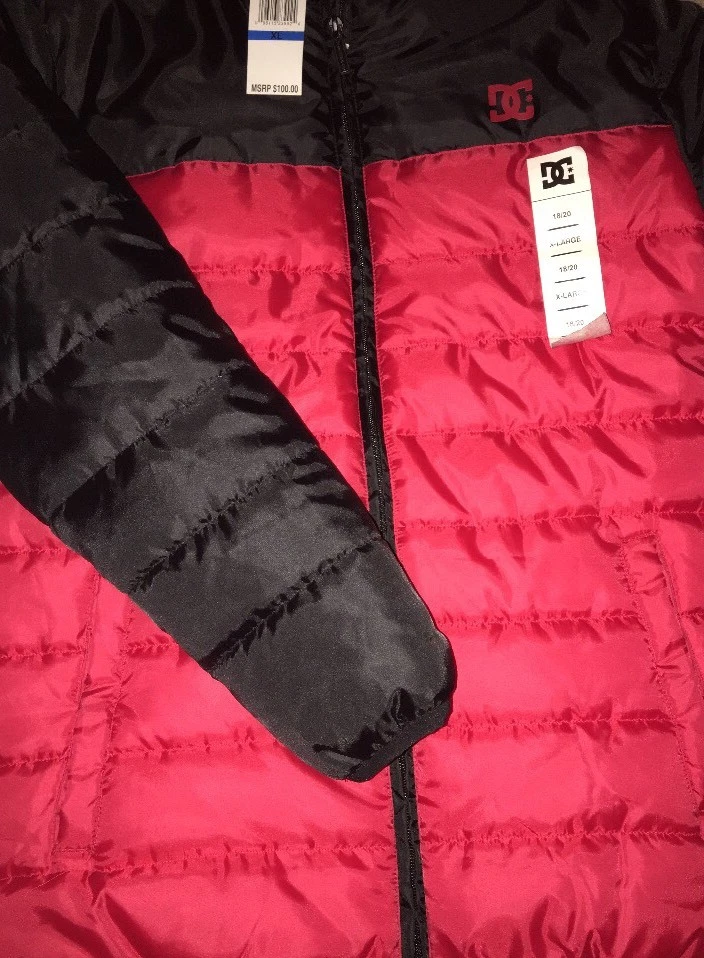 CHAQUETA ACOLCHADA DE PARACAIDISTA DC LOGO para jóvenes niños rojo profundo talla XL18/20 PRECIO DE VENTA SUGERIDO POR EL FABRICANTE $100.00 Foto 2 de 4