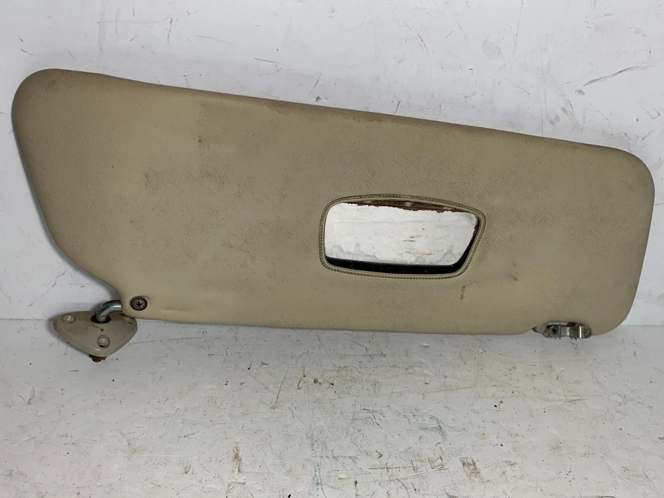 1965 - 1968 Mercedes 200 200D Right Passenger Sun Visor Vinyl w/ Mirror TAN OEM Foto 3 de 4