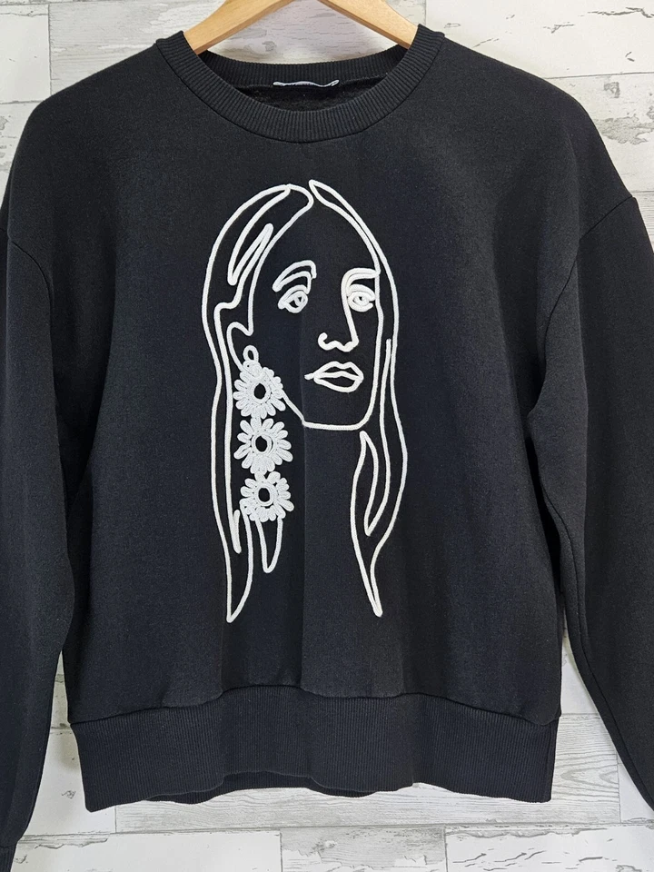 Sudadera para mujer Zara pequeña negra abstracta retrato arte facial bordado Foto 2 de 4