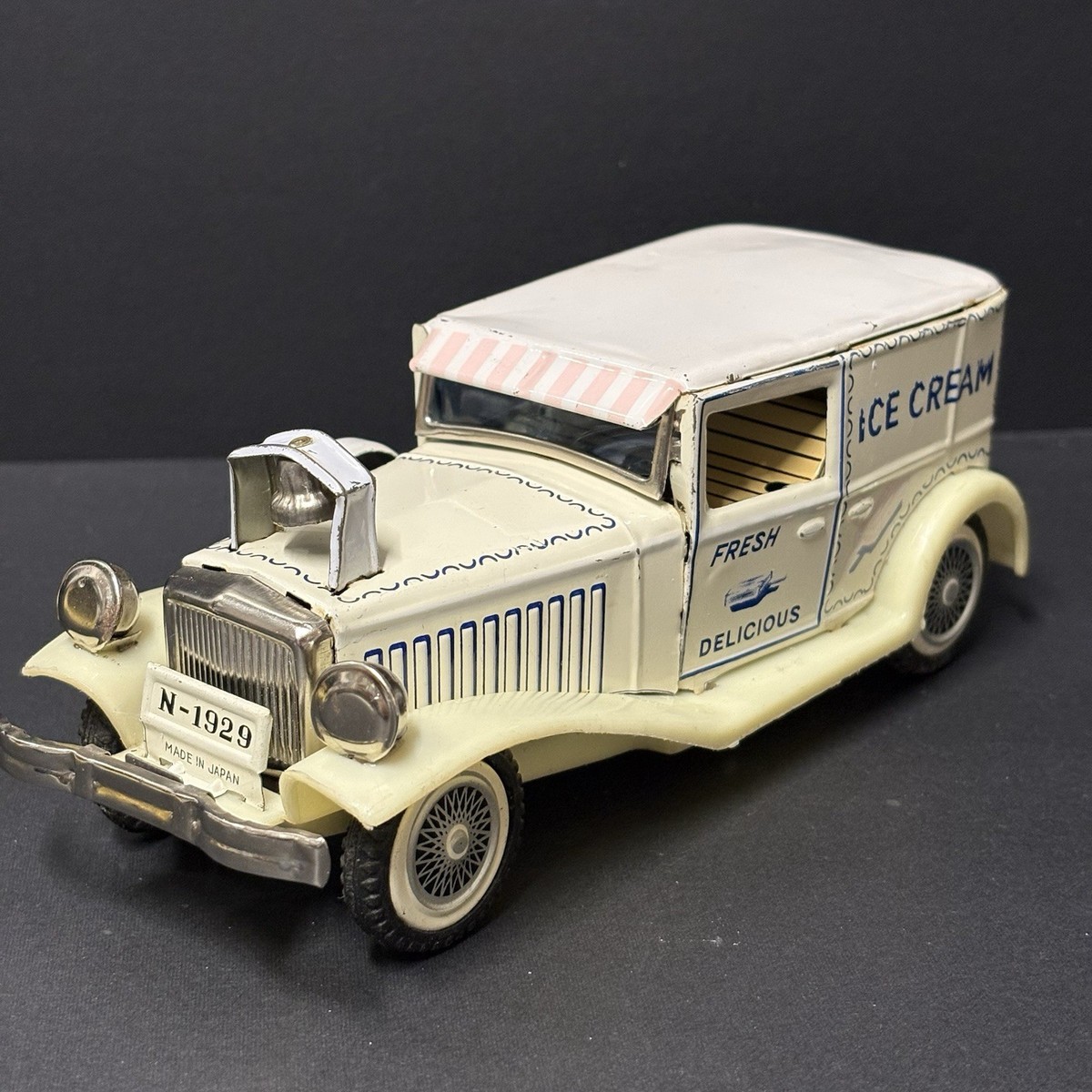 萬代屋【クライスラー バリアント セダン白】ブリキtin toy car【箱無】 Tin Friction Ice Cream Truck 1929 Cadillac Vintage 1950's Japan