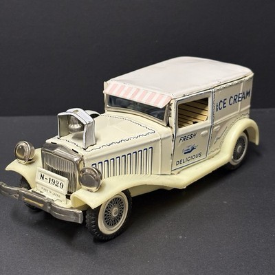 萬代屋【クライスラー バリアント セダン白】ブリキtin toy car【箱無】 Tin Friction Ice Cream Truck 1929 Cadillac Vintage 1950's Japan