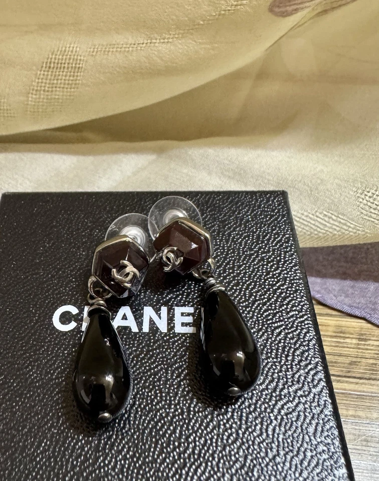 Подлинные винтажные темно-красные черные посеребренные висячие серьги Chanel Gripoix - Изображение 3 из 4