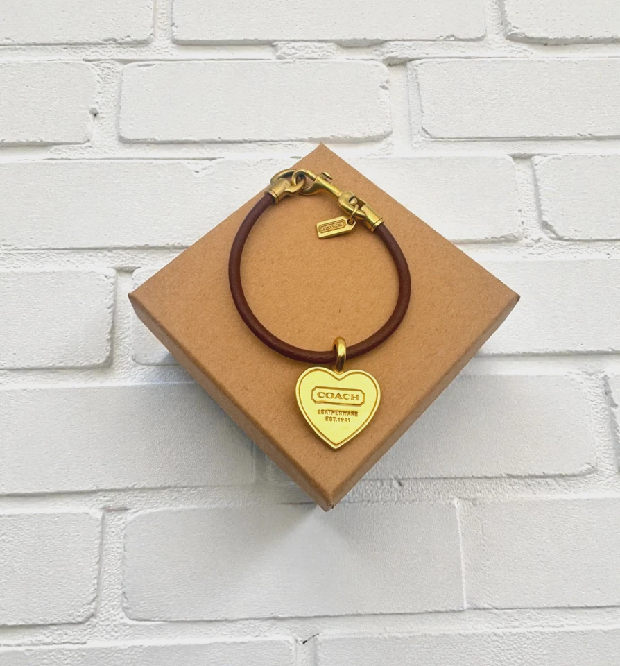 Brazalete Coach Vintage Cuero Marrón Cordón Desmontable Chapado en Oro Corazón Dije Y2K Foto 2 de 4