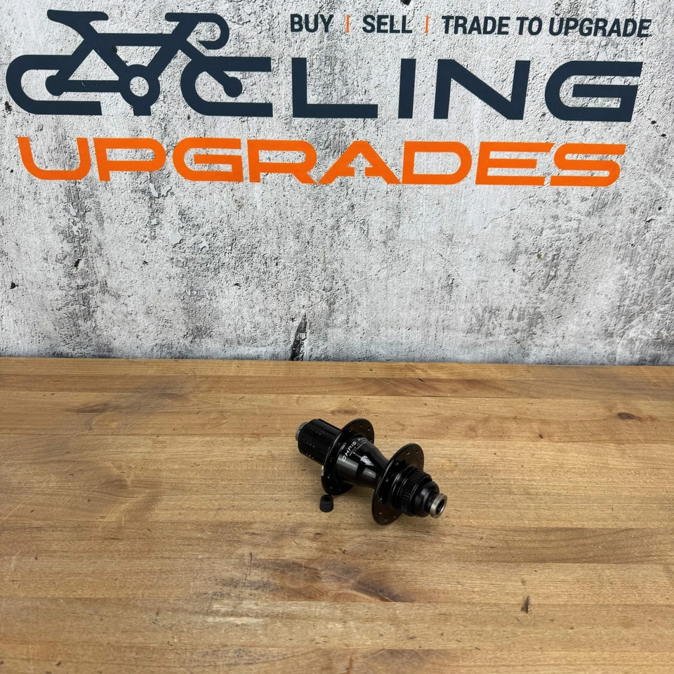 ¡Ligero uso! Buje de freno de disco trasero Chris King R45D negro brillante 12 mm x 148 mm 263 g Foto 2 de 4