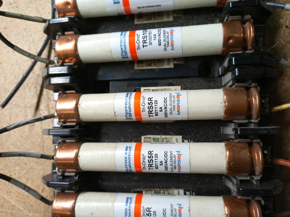 LITTELFUSE LH60030-3P FUSE BLOCK W/ Ferraz Shawmut TRS4,5,10 and 20amp Fuses - Image 2 of 4