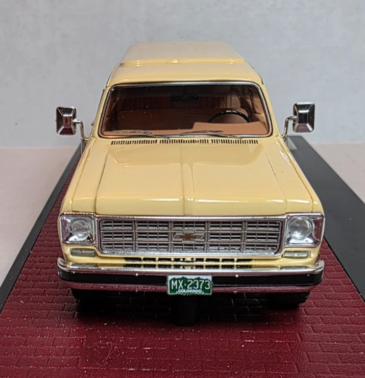 Matrix 1:43 1978 Chevrolet Suburban K10 4X4 Buckskin Beige & White BEAUTIFUL! - Image 2 of 4