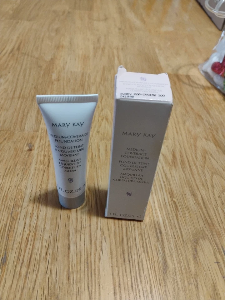 Base líquida Mary Kay cobertura media marfil 200, 1 oz Foto 2 de 2