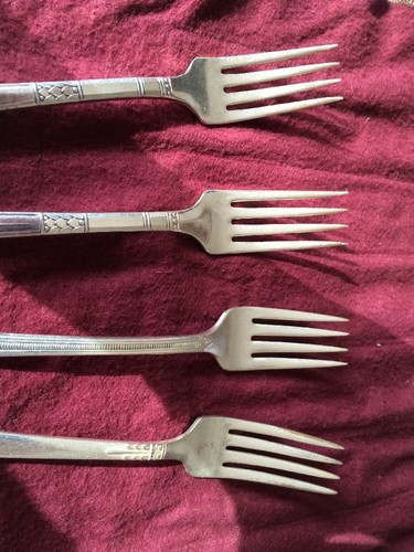 Set of 4 Vintage Grille Forks Wm Rogers 3 Patterns Mixed Lot - Picture 3 of 10