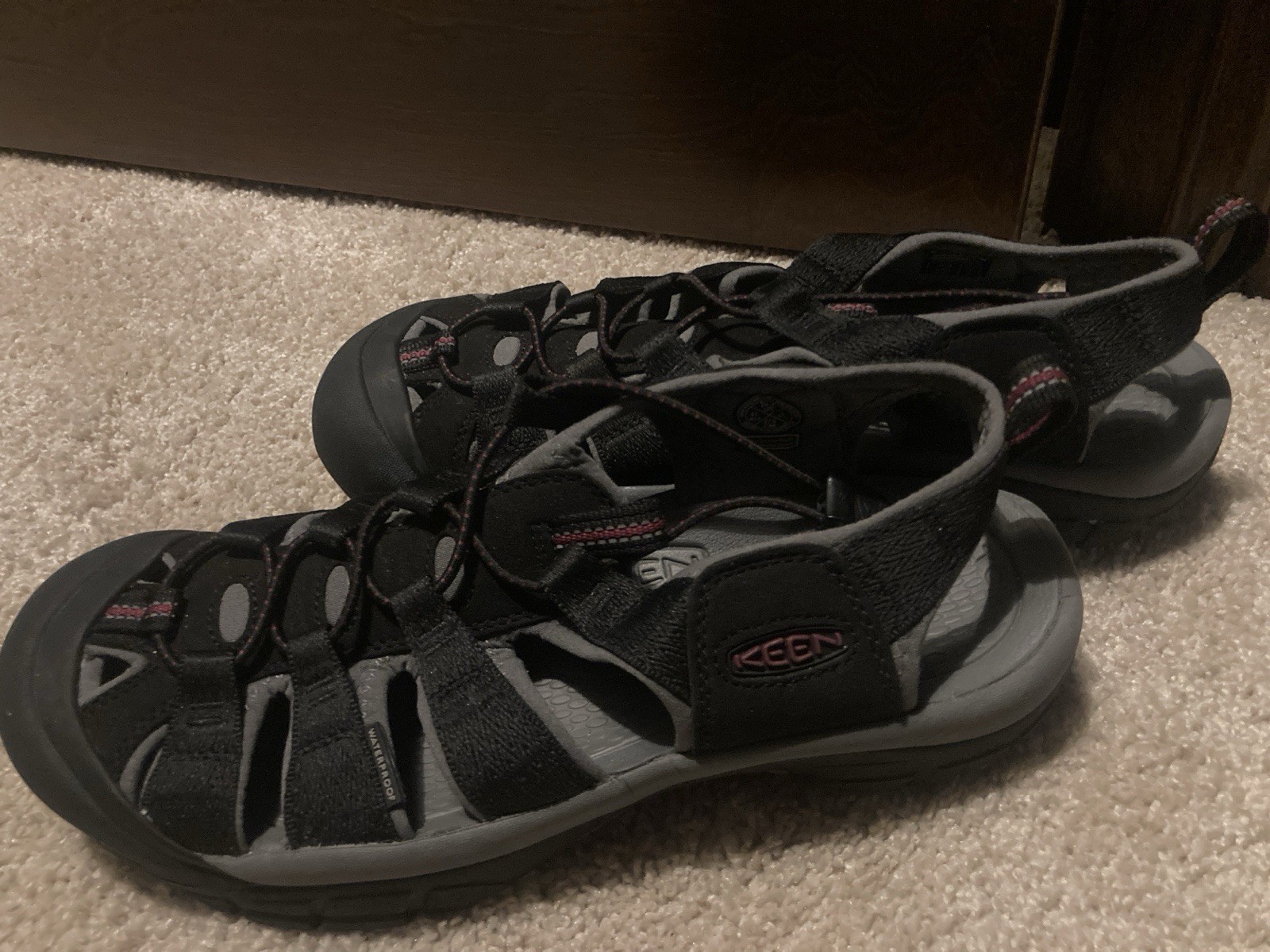 NUOVO sandalo donna Keen Newport H2 taglia 10 5 nero rosa accento punta chiusa
