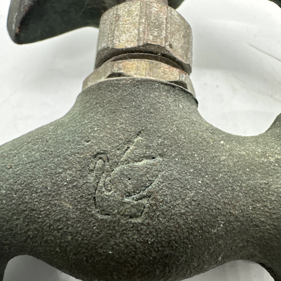 Grifo náutico de salvamento de grifo de salvamento de delfín marsopa de latón vintage Foto 2 de 4