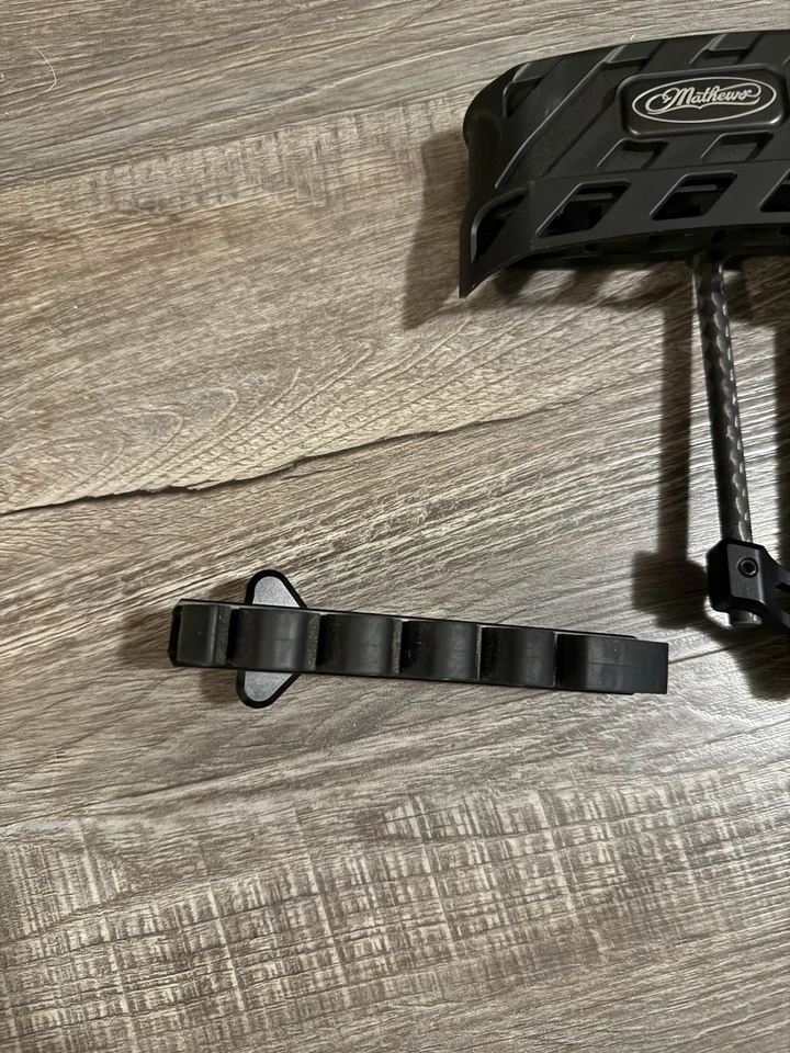 Mathews Quiver LowPro Fixed 2 Piece 6 Arrow Quiver Right Hand - Black - Image 3 of 4