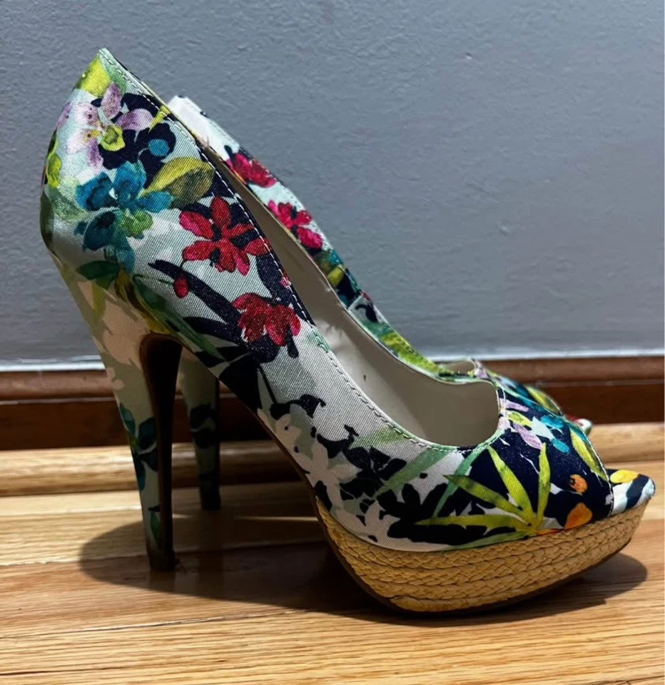 Zapatos de plataforma de aguja textil con estampado floral APT 9 para mujer Foto 3 de 4