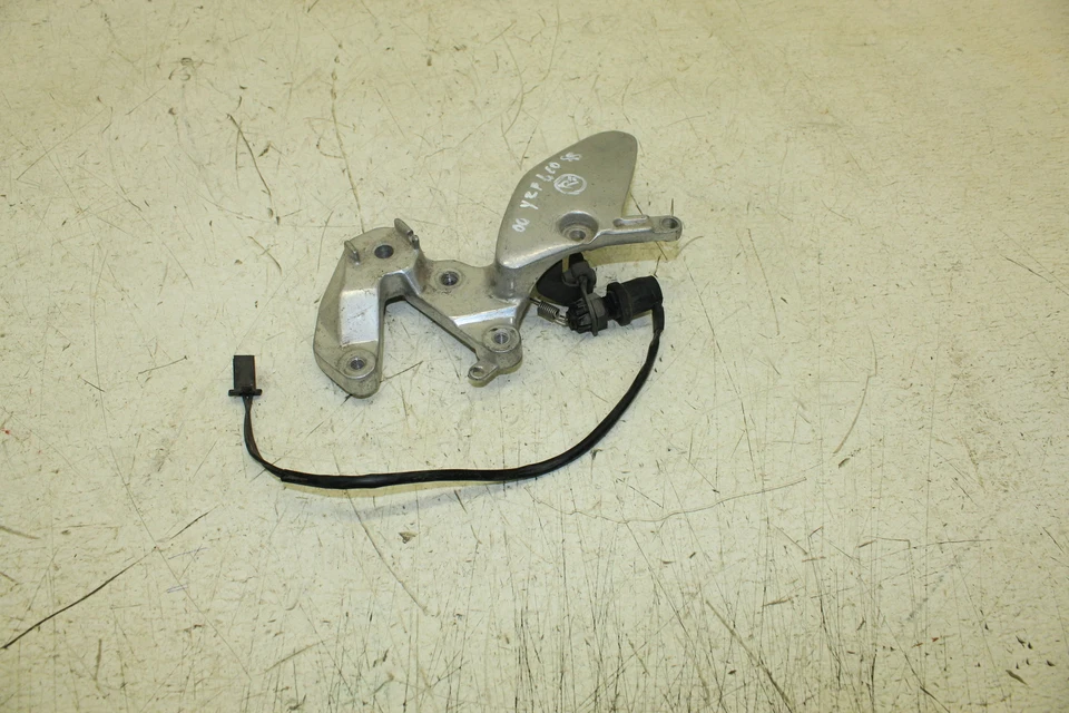 Yamaha YZF600R 2000 OEM REPOSAPIÉS DELANTERO DERECHO CLAVIJA SOPORTE ESCALÓN A-24D Foto 3 de 4