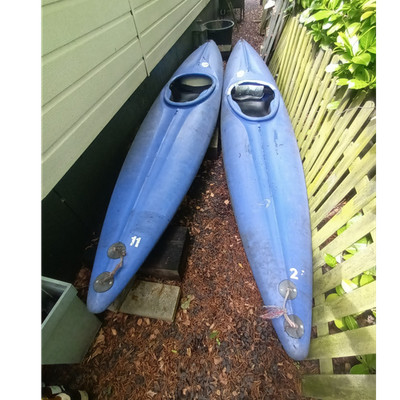2x blaues Tourenkajak Einerkajak mit Cockpit (2 Stück)