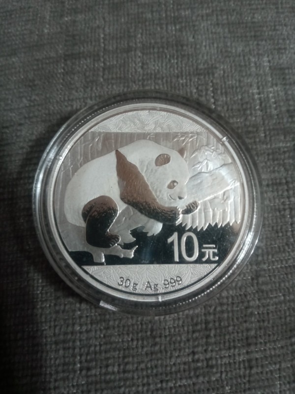 Uncirculated 2016 Silver Panda 10 Yuan coin in capsule