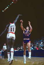 Paul Westphal Phoenix Suns shoots over Elvin Hayes Washington Bull- Old Photo