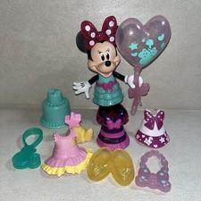 Lot poupée Disney Minnie Mouse Snap On avec boutique de vêtements avec accessoires.