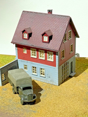 HO Scale [1/87] Multi-Story European Style Architecture Plastic Building W/ Shop