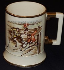 1940/50's - ACTION HOCKEY SCENE - MADE IN ENGLAND SPORTING SERIES MUG - ORIGINAL