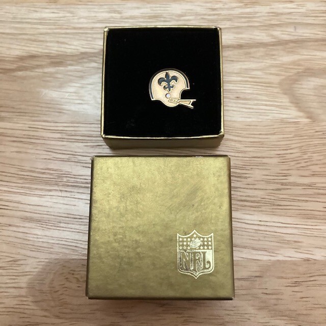 NEW ORLEANS SAINTS Vintage NFL Gold Chain-Back Tie Tack Logo Pin (with Box)