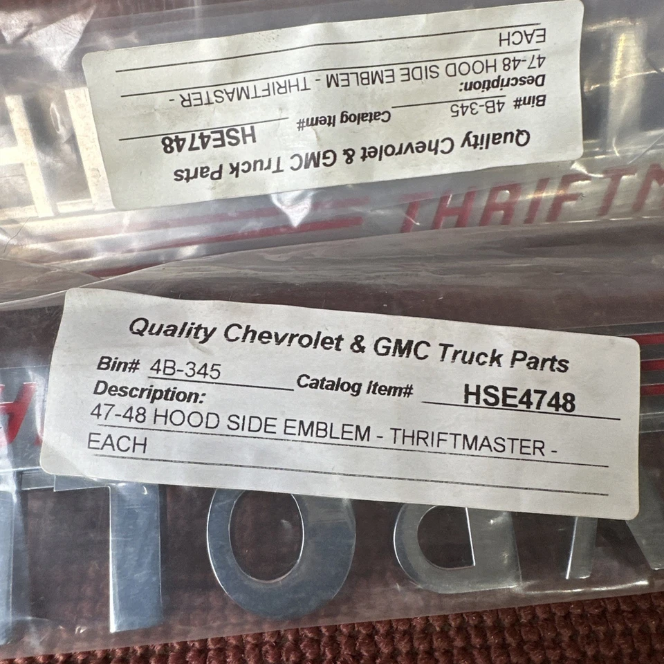 Par de emblemas laterales del capó Chevrolet Thriftmaster 47-48 camioneta Chevy Suburban Foto 2 de 4