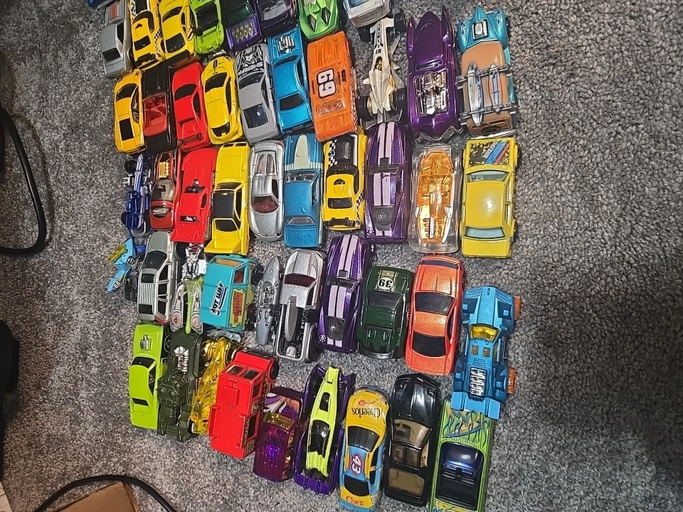 Lote de 76 carros Hotwheels dos anos 80-2010 + estojo de transporte (suporta mais de 40 carros) - Imagem 2 de 4